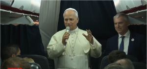 Papa Leão XIV apresenta boa recuperação pós-operatória.